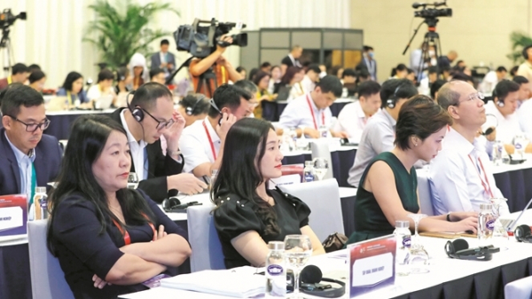 Các đại biểu tham dự Diễn đàn Kinh tế - Xã hội Việt Nam 2022	 Ảnh: Hồ Long